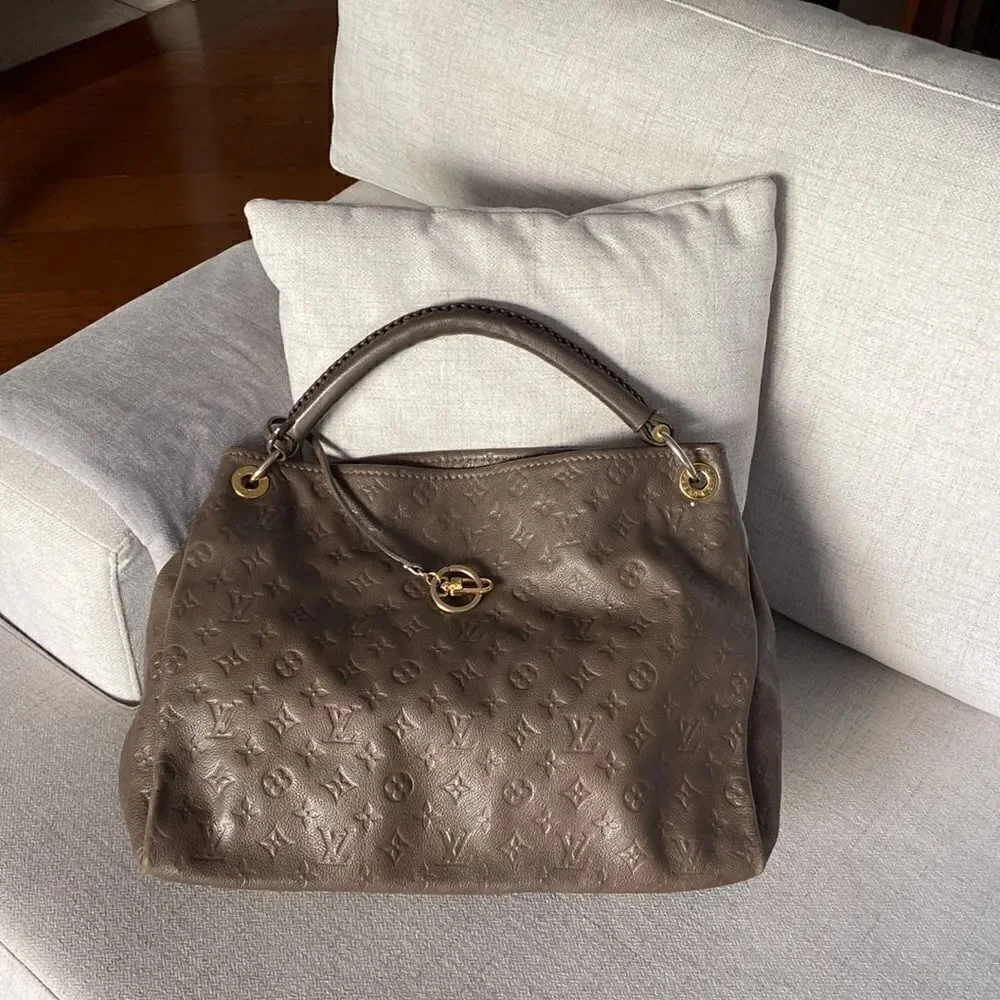 Louis Vuitton Shoulder bag monogram lamb skin chocolate color